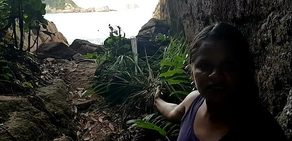  Encontrei uma delicia de mulher na trilha para a belíssima piscina natural localizada no Guarujá  na praia do Pernambuco Brazil . Alex Lima  - Bruxo Fire